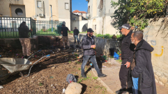 بلدية اللد تباشر بتنظيف حي الواحة الخضراء استجابة للسكان